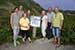 Menschengruppe vor altem Strassenschild mit Aufschrift St Gotthard